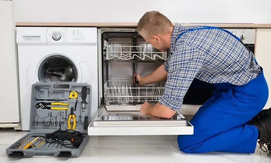 Etimesgut York servisi teknisyen ekibi beyaz eşya tamiri yaparken